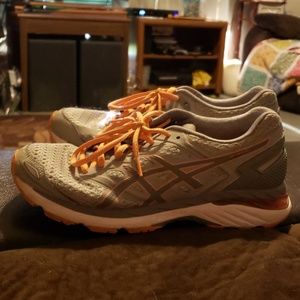 Women's Asics tennis shoes size 7 (US)